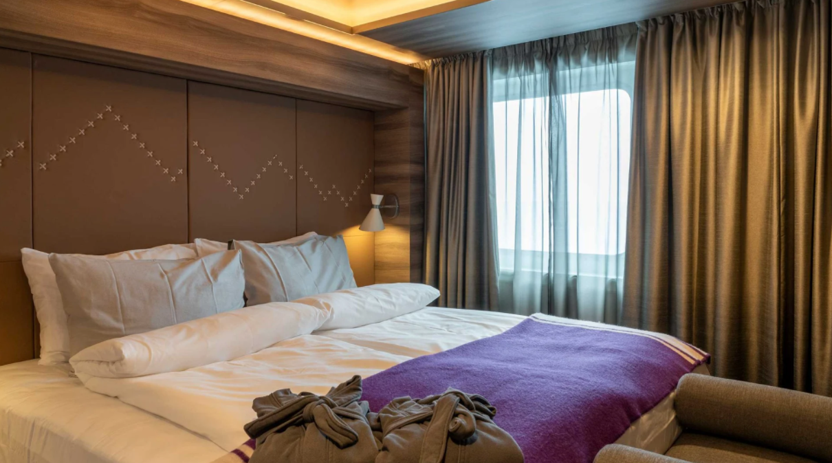 Hurtigruten - MS Fridtjof Nansen - Expedition Suite XL Suite MB 4.png